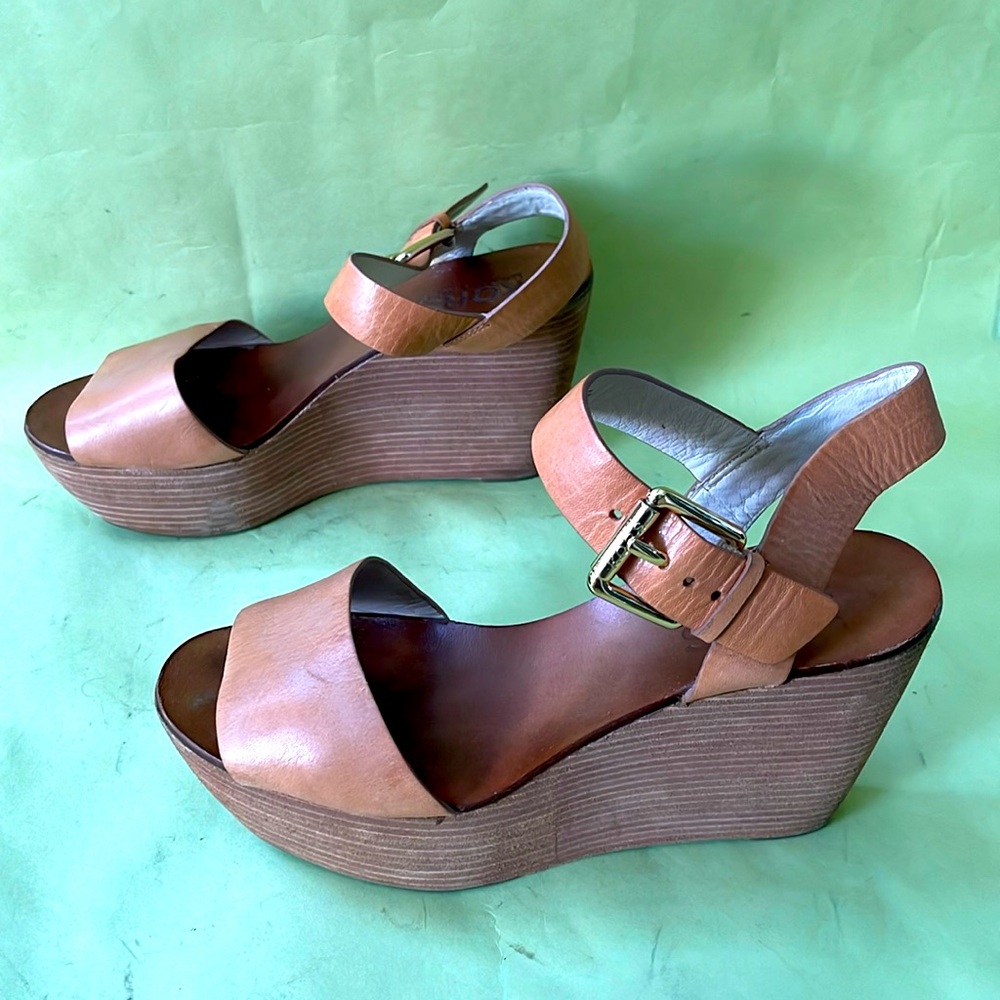 Vintage caramel color/gold Kors Michael Kors leather wedges - Picture 2 of 11
